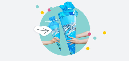 Titelbild zum Magazinbeitrag "Was kommt in die Schultüte?" - DasBild zeigt zwei blaue Schultüten mit Delfinen. Eine große und eine kleine Geschwistertüte.