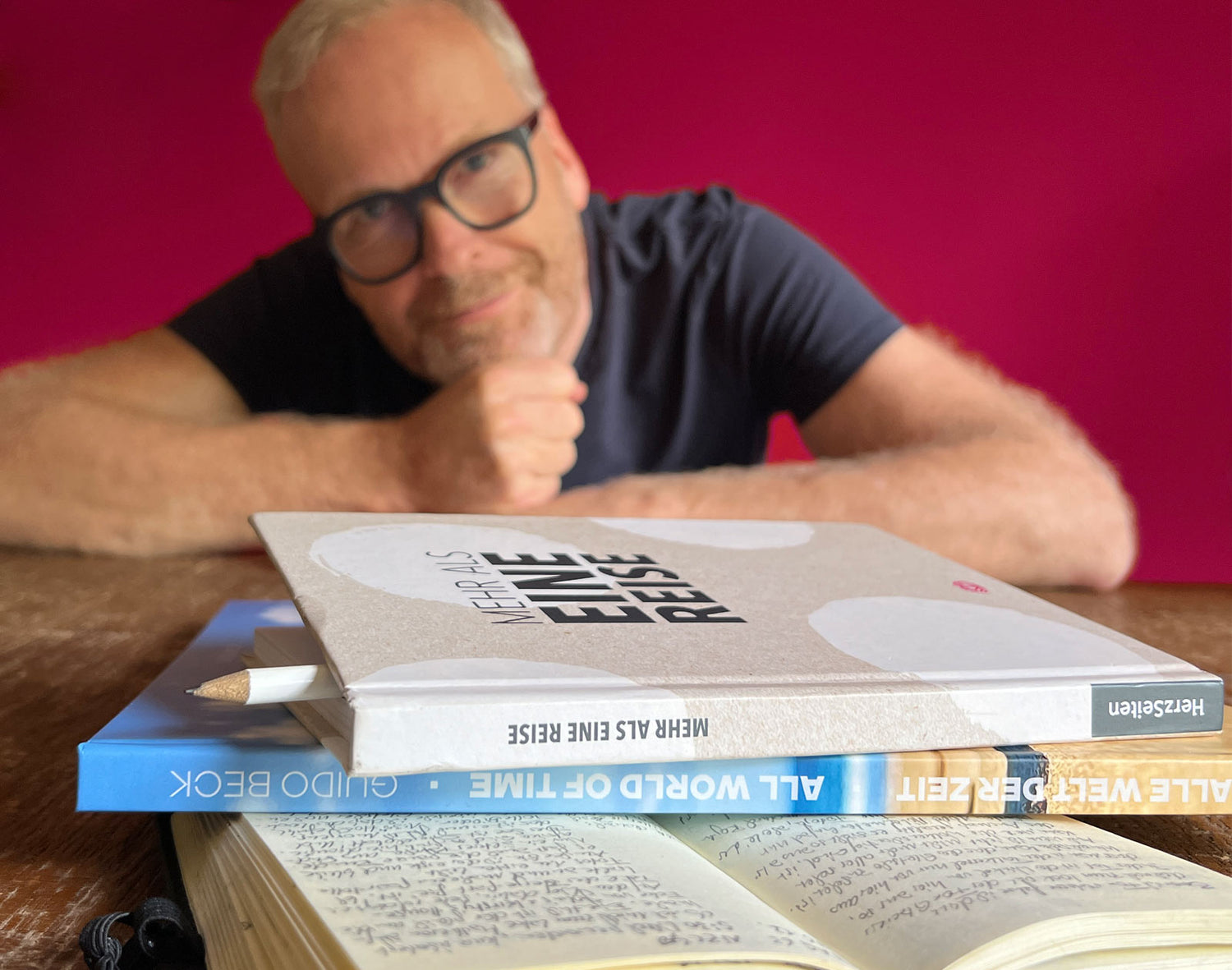 Guido Beck mit seinem Bildband "All World of Time"