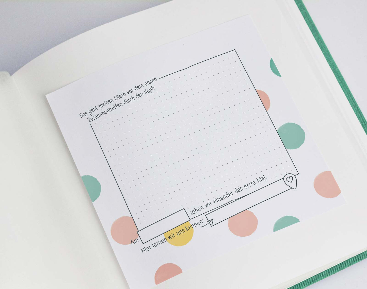 Das Bild zeigt eine beispielhafte Seite aus dem Downloadset "Unser Kennenlernen". Die  Seite klebt in einem klassischen Fotoalbum.