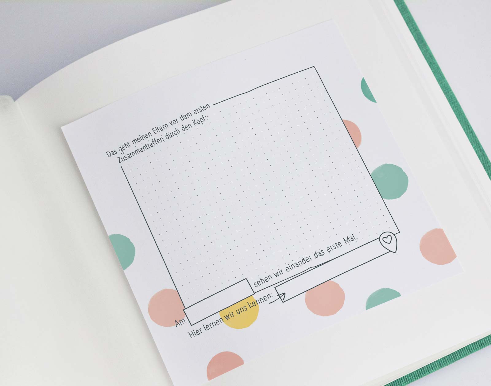 Das Bild zeigt eine beispielhafte Seite aus dem Downloadset "Unser Kennenlernen". Die  Seite klebt in einem klassischen Fotoalbum.