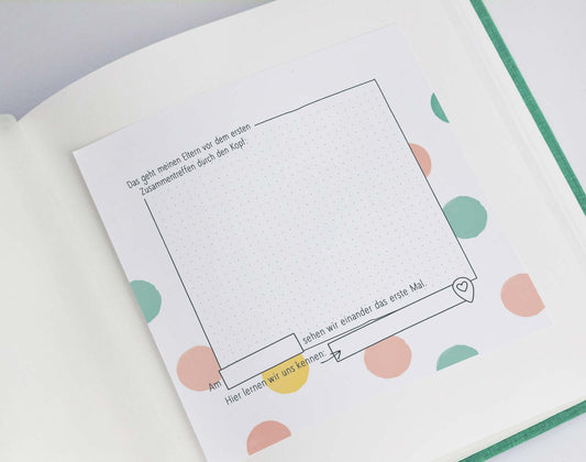 Das Bild zeigt eine beispielhafte Seite aus dem Downloadset "Unser Kennenlernen". Die  Seite klebt in einem klassischen Fotoalbum.