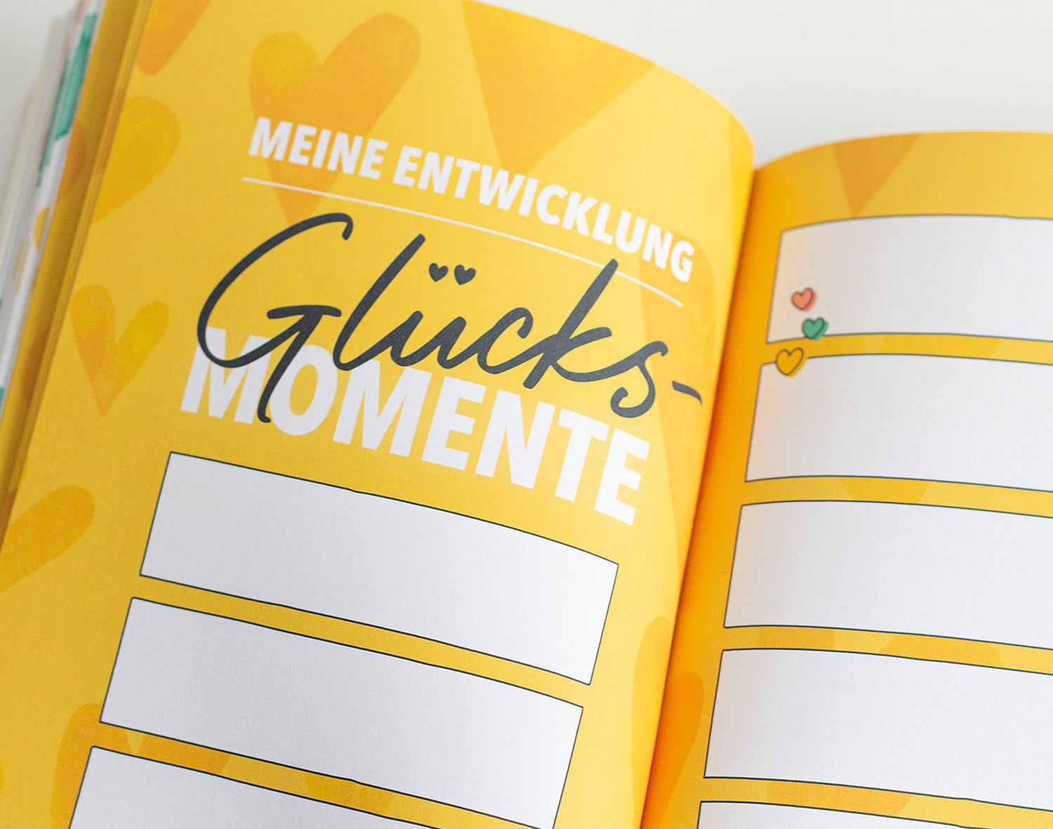 Glücksmomente in der Entwicklung eures Frühchens. Das Bild zeigt eine Doppelseite des Babyalbums für Frühgeborene.