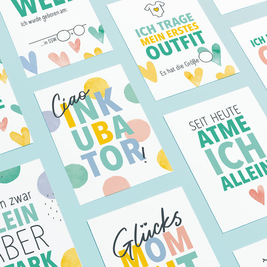 Einige Beispiele der Frühchen Meilensteinkarten: erste Kleidung, selbstständige Atmung, Abschied vom Inkubator usw.