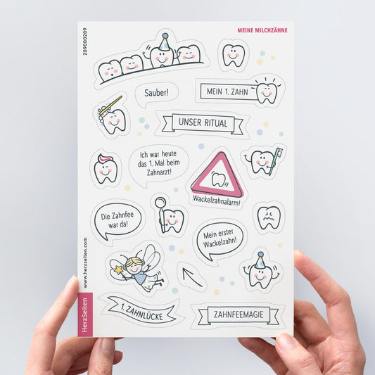 Das Bild zeigt den Stickerbogen "Meine Milchzähne". Er enthält 19 Sticker mit verschiedenen Illustrationen im Comicstil und Textelemente.