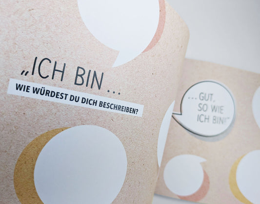 Das Bild zeigt eine Beispielseite aus dem Kreativalbum "Das bin ich". Auf der Seite steht die Affirmation "Ich bin gut, so wie ich bin."