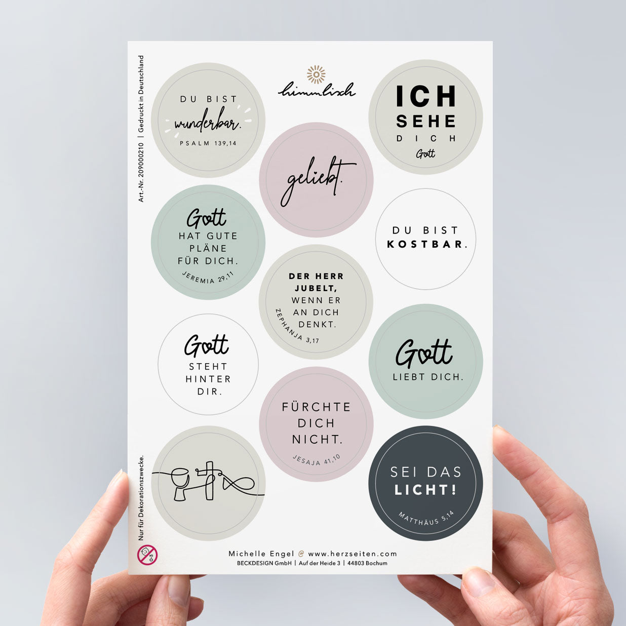 Stickerbogen „himmlisch" – 11 runde, vorgestanzte christliche Sticker in sanften Pastelltönen (Salbeigrün, Altrosa, Beige, Anthrazit) mit Bibelversen und Sprüchen: „Du bist wunderbar. Psalm 139,14", „Ich sehe dich. Gott", „Gott hat gute Pläne für dich. Jeremia 29,11", „Du bist kostbar.", „Der Herr jubelt, wenn er an dich denkt. Zephanja 3,17", „Gott liebt dich.", „Fürchte dich nicht. Jesaja 41,10" sowie „Sei das Licht! Matthäus 5,14"