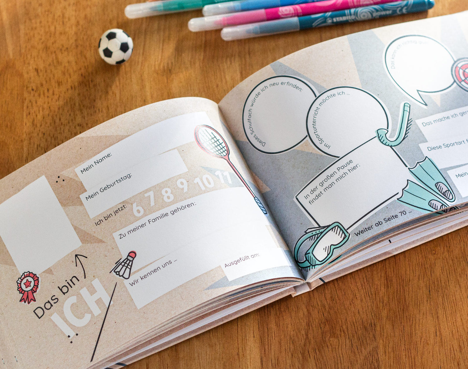 Die Innenseiten des Freundschaftsbuchs für die Grundschule sind mit verschiedensten Sportillustrationen verziert. Diese Doppelseite zum Beispiel mit einem Federballspiel, Schnorchelausrüstung und einer Zielscheibe.