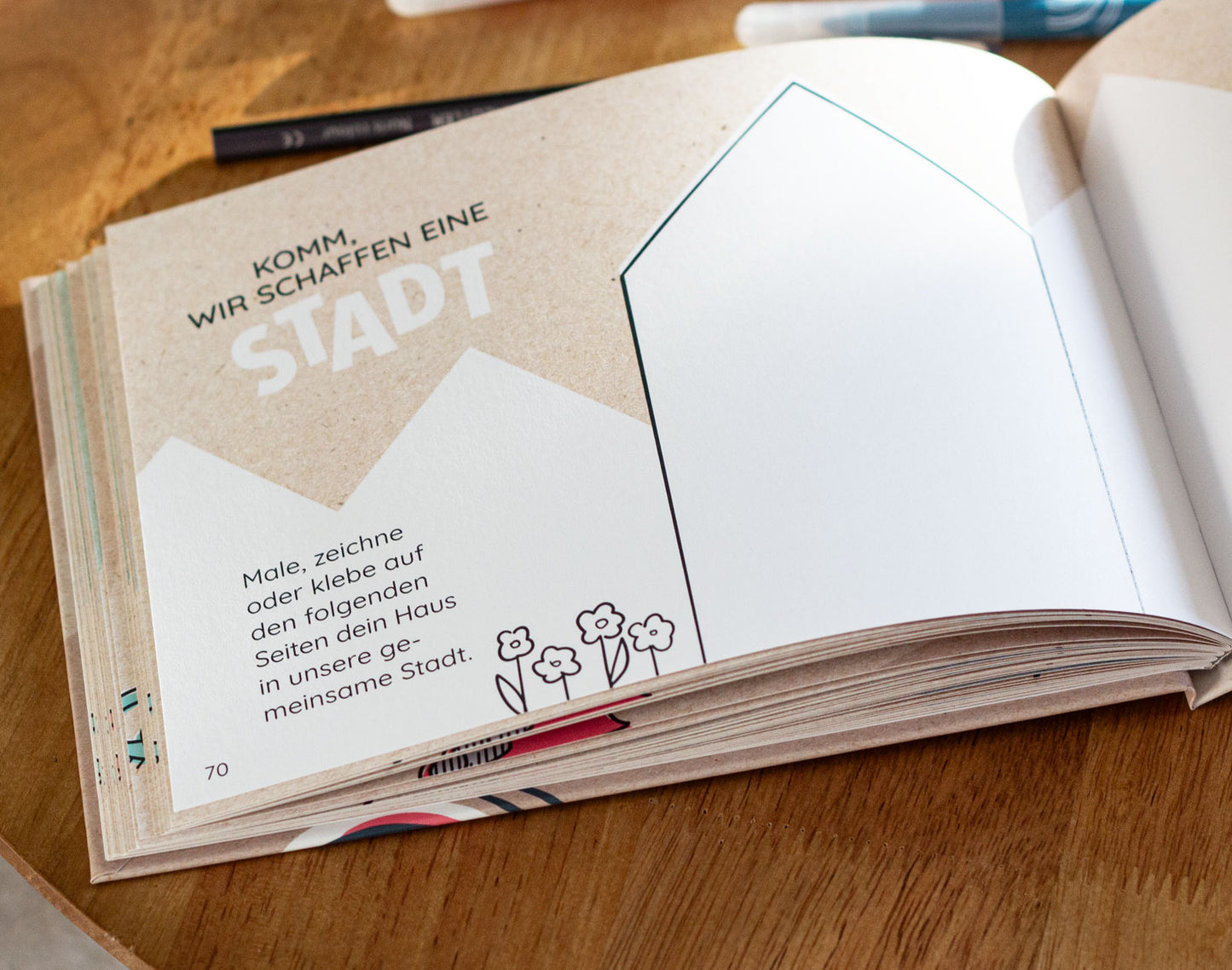 Kreativseiten im Freundschaftsbuch für die Grundschule. Hier dürfen die Kinder, wenn sie wollen, ein Haus malen, zeichnen oder einkleben