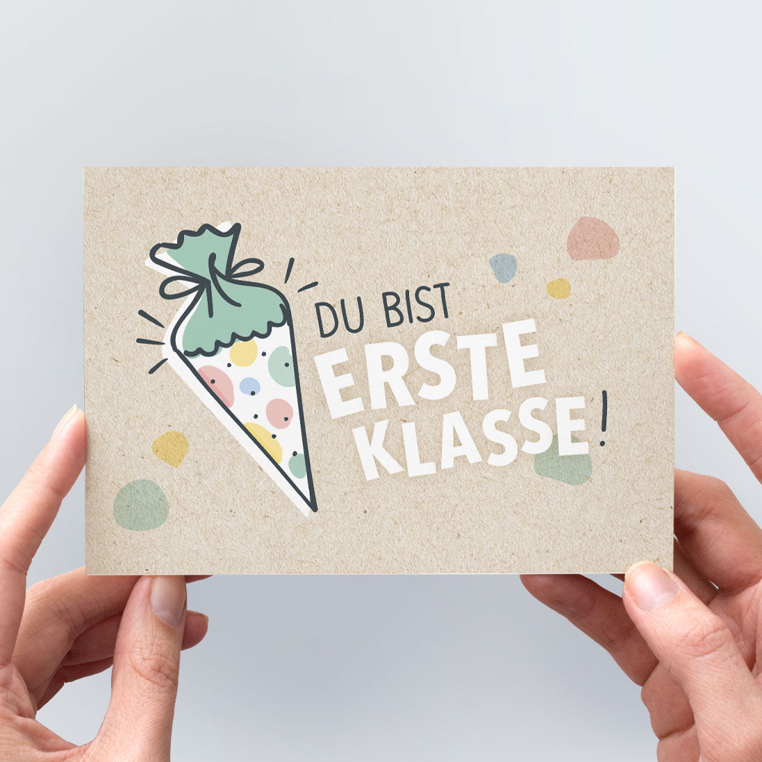 Fröhliche Postkarte für frisch gebackene Schulkinder: „Du bist erste Klasse!“