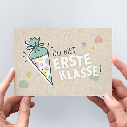 Fröhliche Postkarte für frisch gebackene Schulkinder: „Du bist erste Klasse!“