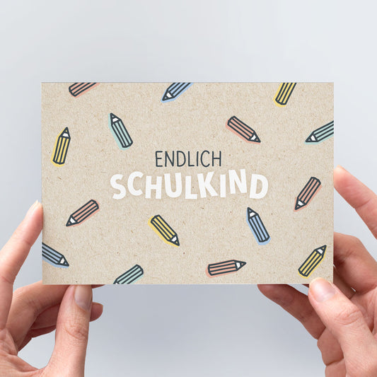 Postkarte für Glückwünsche zur Einschulung. Aufdruck: „Endlich Schulkind“