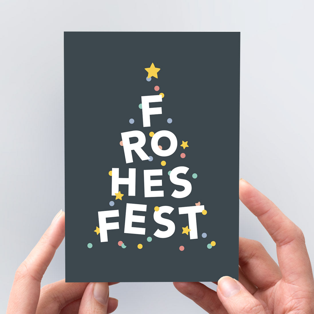 Moderne Weihnachts-Postkarte „Frohes Fest“ mit typografischem Tannenbaum