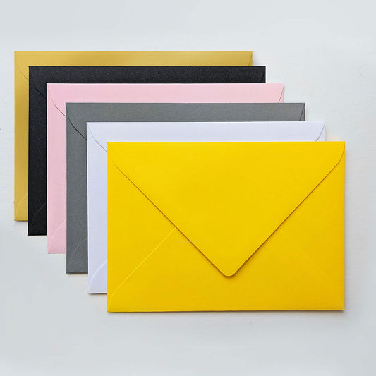 hochwertige C4 Umschläge in fünf Farben: gold, schwarz, rosa, grau, weiß, gelb