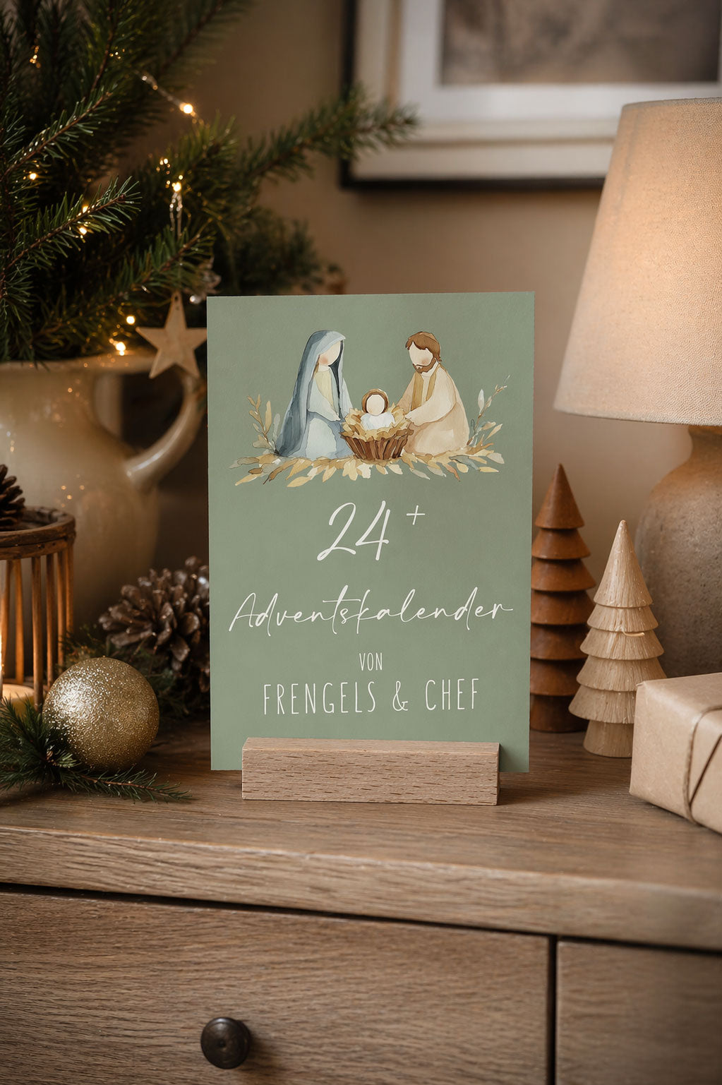 Adventskalender-Karten mit ausdrucksstarken Illustrationen von Gisela Dürr. Der zugehörige Aufsteller aus Buchenholz setzt die Tageskarte stilvoll in Szene.