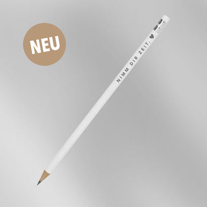 Weißer Bleistift mit grauem Aufdruck „Nimm dir Zeit. ♥" vor grauem Hintergrund mit NEU-Badge – neues Produkt aus der himmlisch-Kollektion von herzseiten.com.