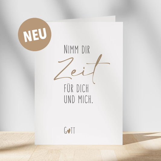 Christliche Klappkarte „Nimm dir Zeit für dich und mich. Gott" vor hellem Hintergrund mit Licht-Schatten-Spiel – moderne christliche Grußkarte passend zum Buch von Michelle Engel, herzseiten.com.