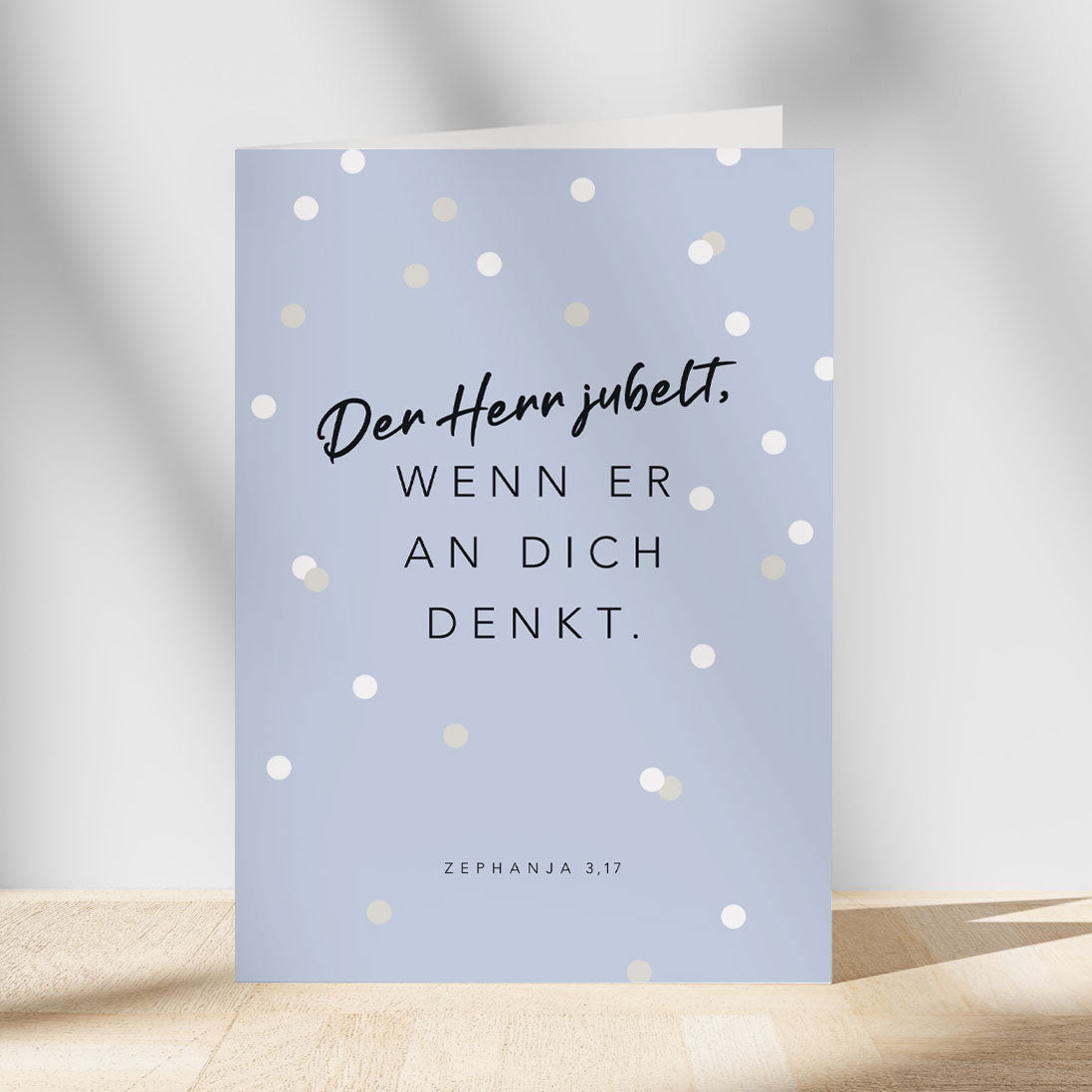 christliche Geburtstagskarte mit Bibelzitat "Gott jubelt, wenn er an dich denkt."