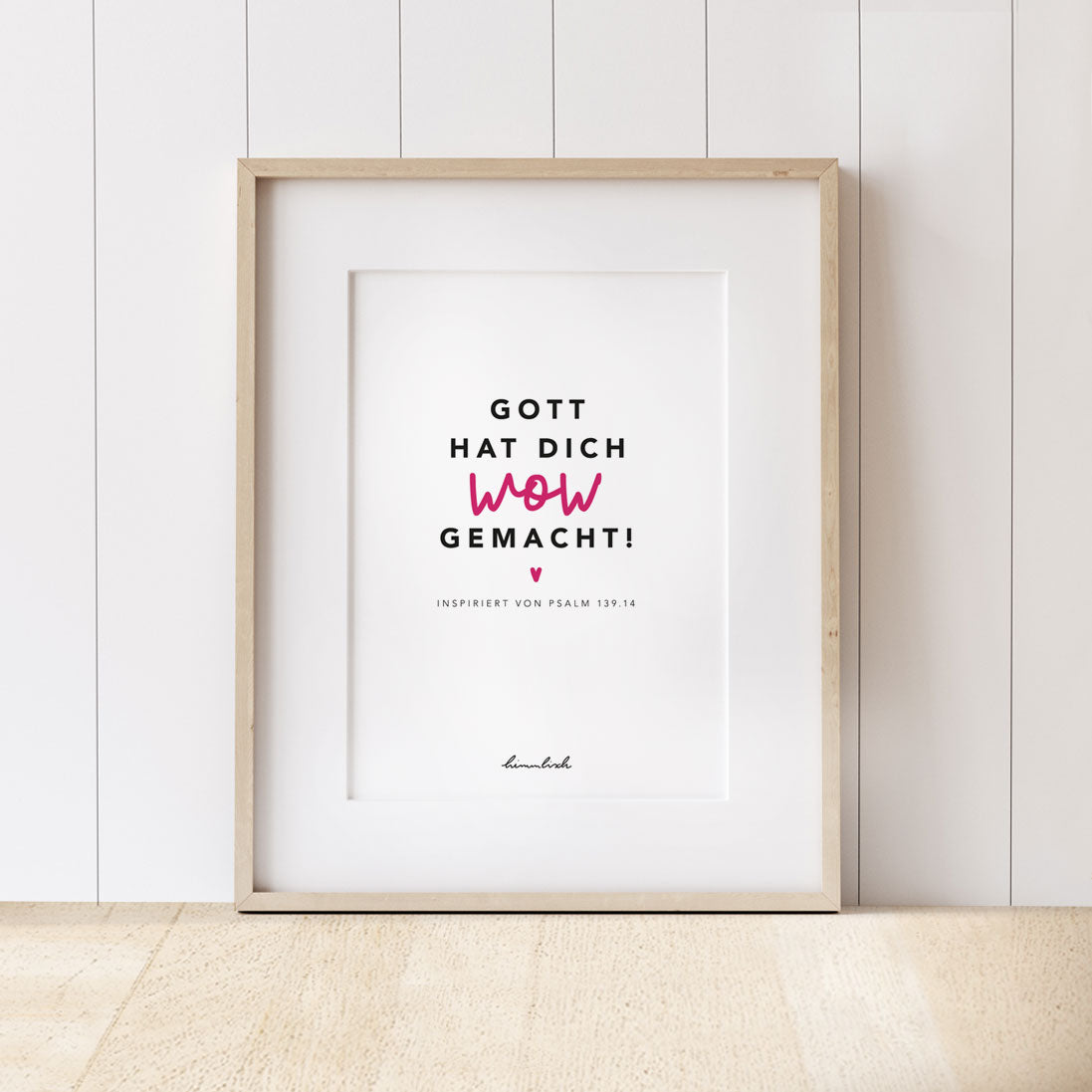 Art Print „Gott hat dich wow gemacht!" im hellem Holzrahmen auf weißem Hintergrund 