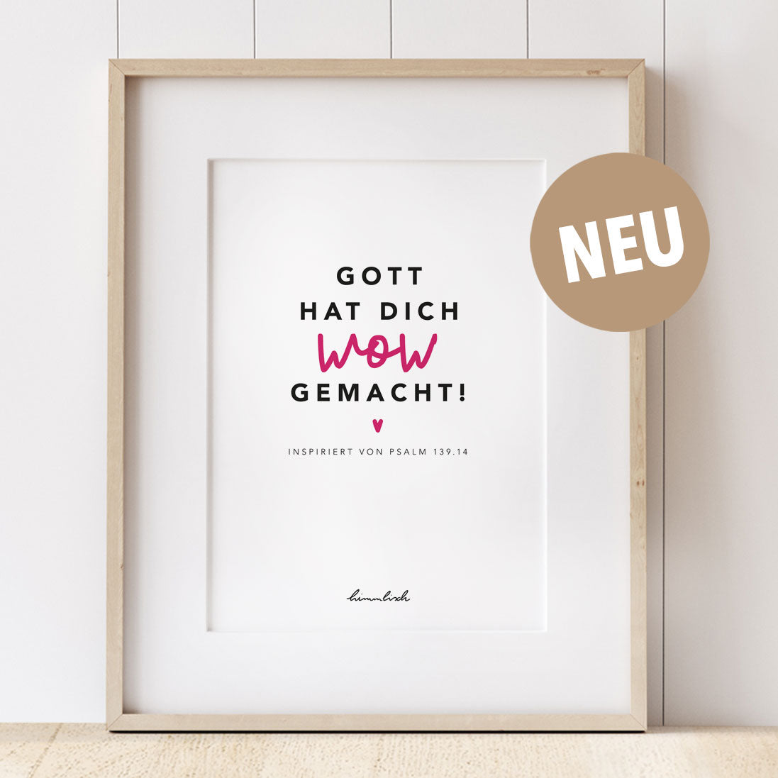 Art Print „Gott hat dich wow gemacht!" mit pinkem Wow-Akzent und Psalm-139,14-Referenz in hellem Holzrahmen aus der himmlisch-Kollektion von herzseiten.com.
