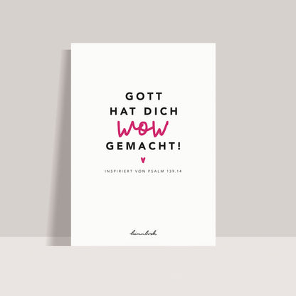 Art Print „Gott hat dich wow gemacht!" mit pinkem Wow-Akzent und Psalm-139,14-Referenz – christlicher Typografie-Print DIN A4 aus der himmlisch-Kollektion von herzseiten.com.