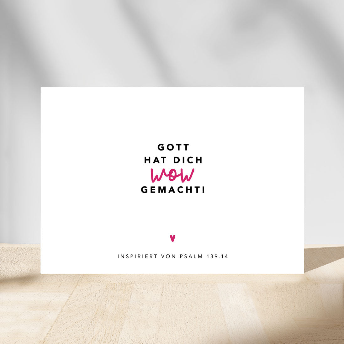 Christliche Postkarte „Gott hat dich wow gemacht!" mit pinkem Handschrift-Akzent und Herzchen, inspiriert von Psalm 139,14 – aus dem Postkartenset „Gott hat dich wow gemacht." der himmlisch-Kollektion von herzseiten.com.