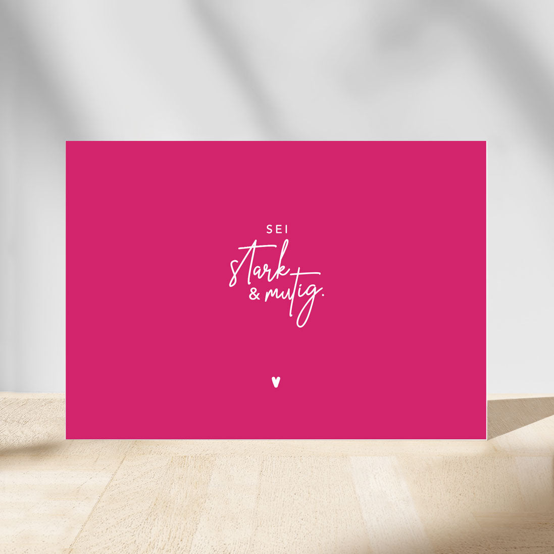 Christliche Postkarte „Sei stark & mutig." in Pink mit weißer Kalligrafie-Schrift und Herzchen – aus dem Postkartenset „Gott hat dich wow gemacht." der himmlisch-Kollektion von herzseiten.com.