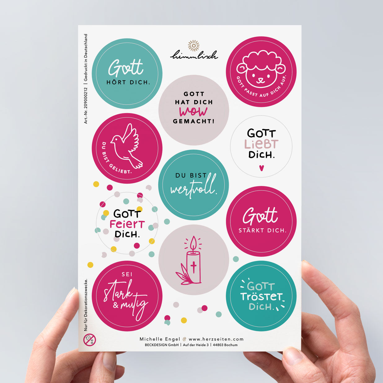 Stickerbogen „Gott hat dich wow gemacht" – 11 runde, vorgestanzte christliche Sticker in Pink, Türkis und Rosé mit Motiven und Sprüchen: „Gott hat dich wow gemacht!", „Gott hört dich.", „Gott passt auf dich auf.", „Du bist geliebt.", „Gott liebt dich.", „Du bist wertvoll.", „Gott feiert dich.", „Gott stärkt dich.", „Sei stark & mutig." sowie „Gott tröstet dich.". Moderne christliche Papeterie aus der himmlisch-Kollektion, gedruckt in Deutschland.