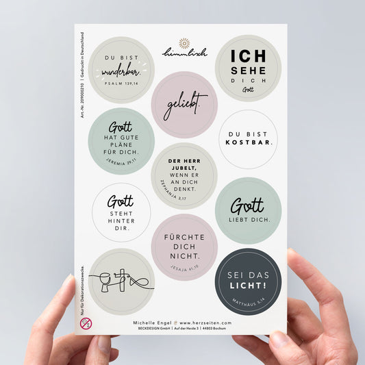 Stickerbogen „himmlisch" – 11 runde, vorgestanzte christliche Sticker in sanften Pastelltönen (Salbeigrün, Altrosa, Beige, Anthrazit) mit Bibelversen und Sprüchen: „Du bist wunderbar. Psalm 139,14", „Ich sehe dich. Gott", „Gott hat gute Pläne für dich. Jeremia 29,11", „Du bist kostbar.", „Der Herr jubelt, wenn er an dich denkt. Zephanja 3,17", „Gott liebt dich.", „Fürchte dich nicht. Jesaja 41,10" sowie „Sei das Licht! Matthäus 5,14" 